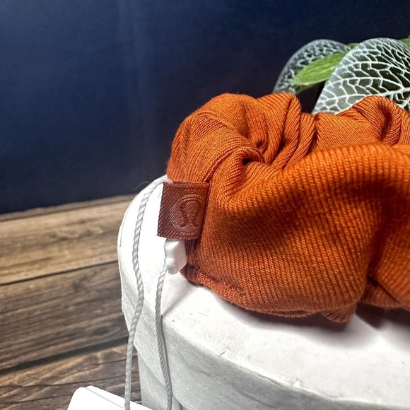 Lululemon Uplifting Scrunchie NWT ONE SIZE (BUOJ) - Picture 4 of 9